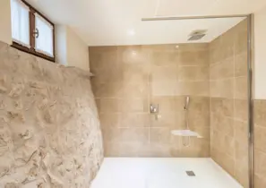 Douche à l'italienne par nos carreleurs.