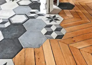 Mosaïque au sol de cuisine à Cherbourg.